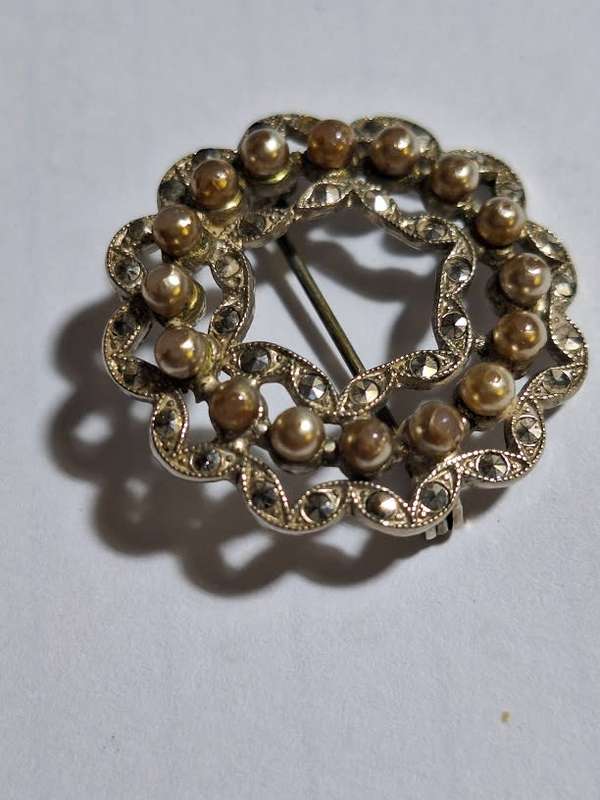 Pretty brooch in marcasite circle