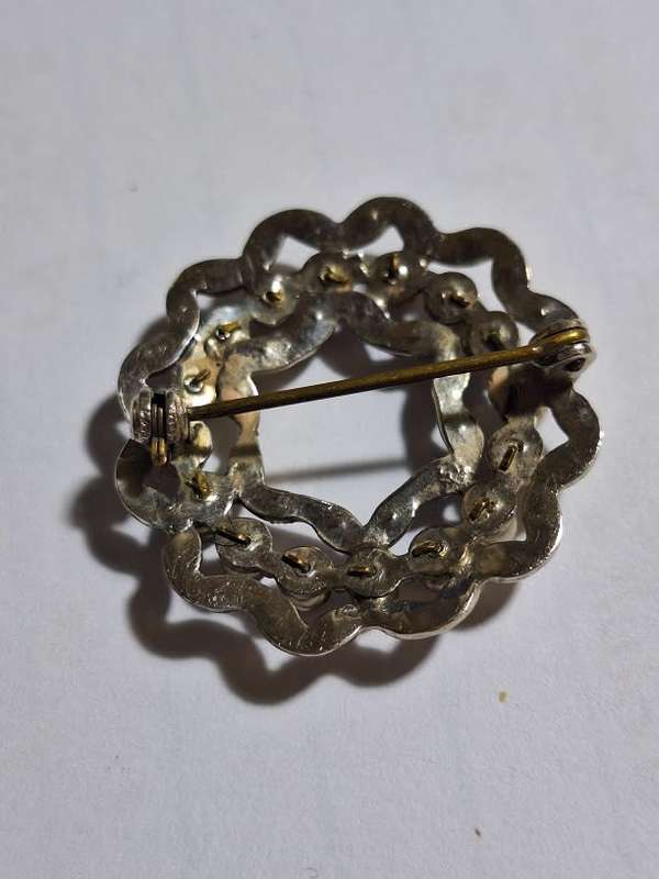Pretty brooch in marcasite circle