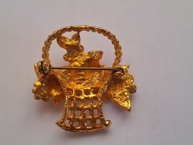 Basket with flowers brooch