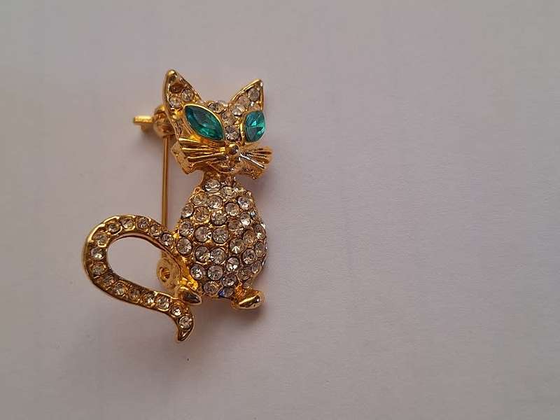 Green eyed cat brooch