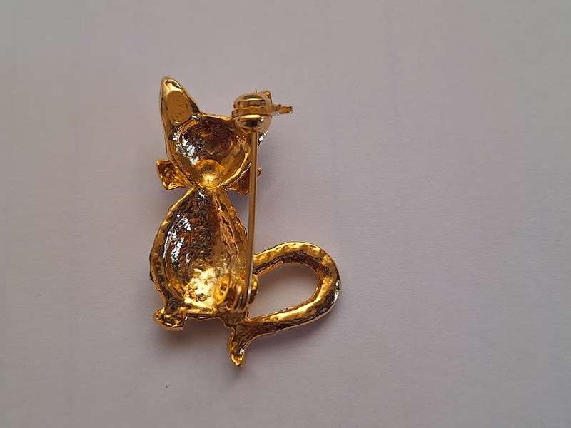 Green eyed cat brooch