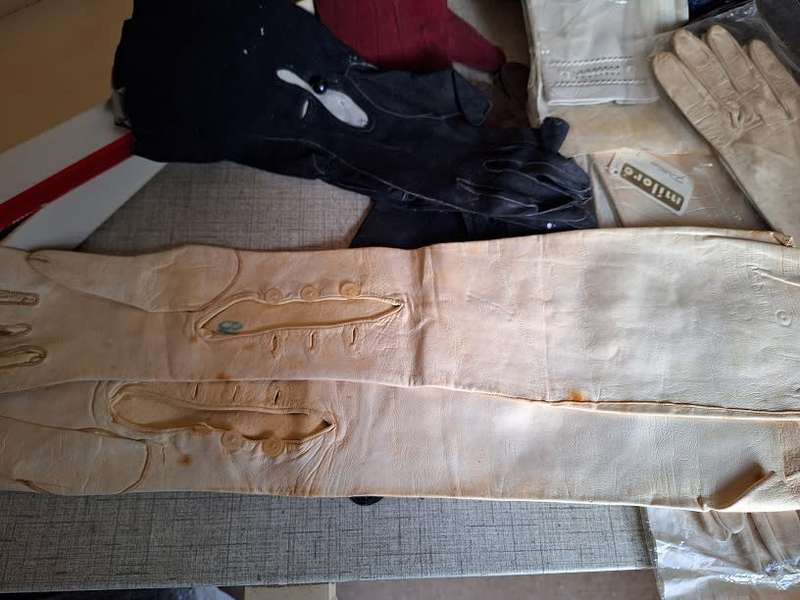 14 Pairs of vintage gloves