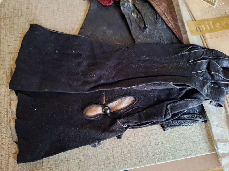 14 Pairs of vintage gloves