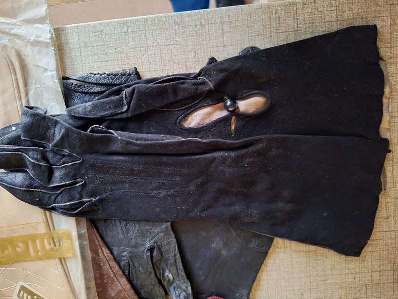 14 Pairs of vintage gloves