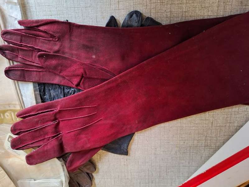 14 Pairs of vintage gloves