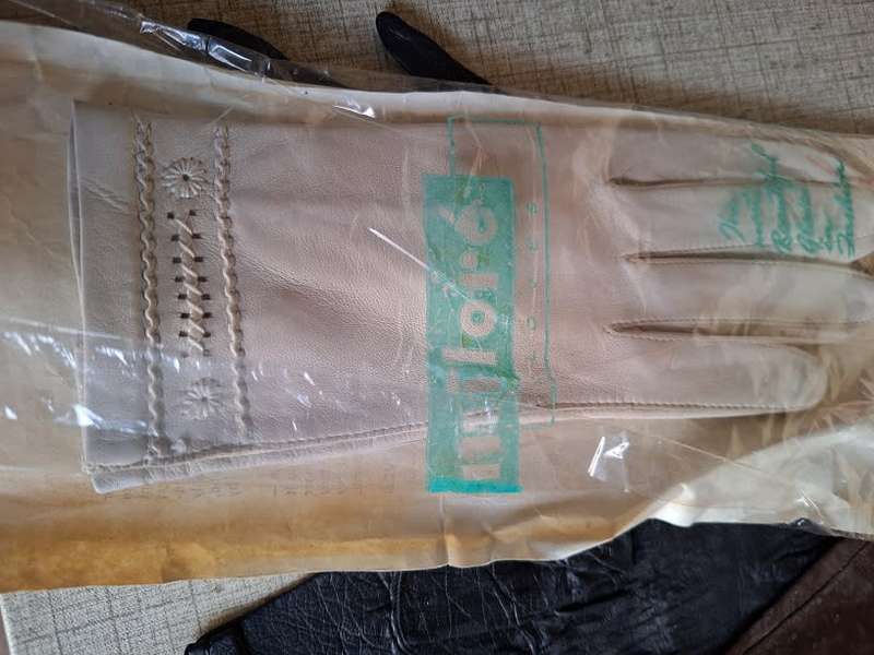14 Pairs of vintage gloves