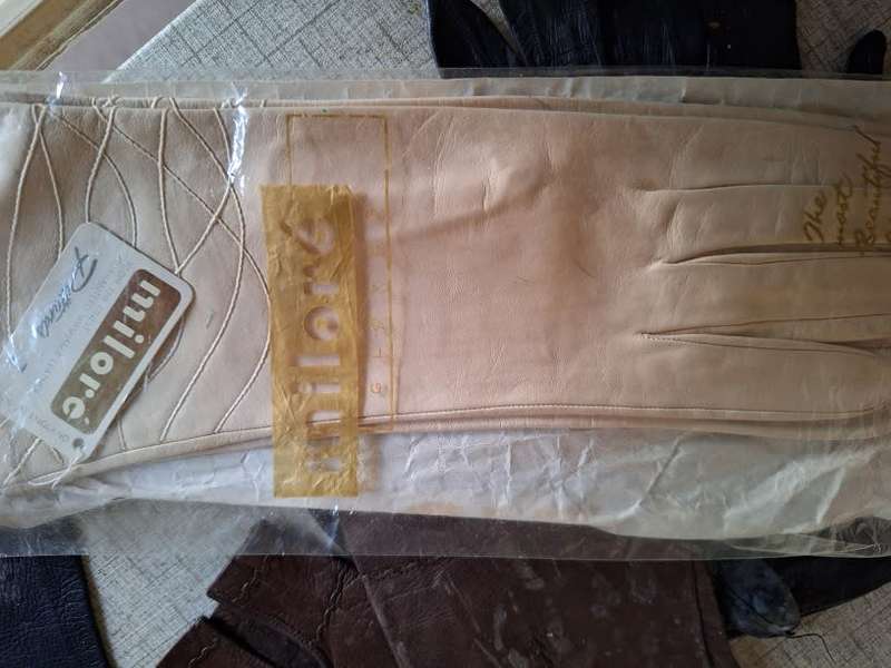 14 Pairs of vintage gloves