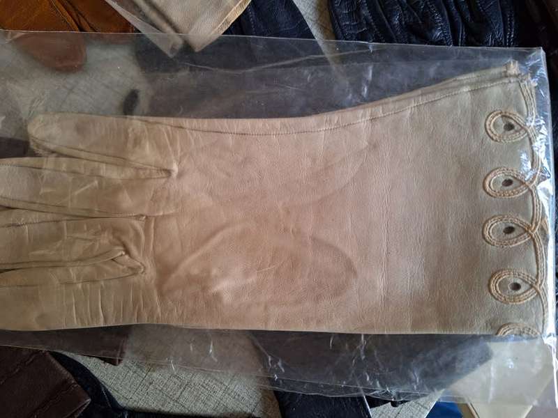 14 Pairs of vintage gloves
