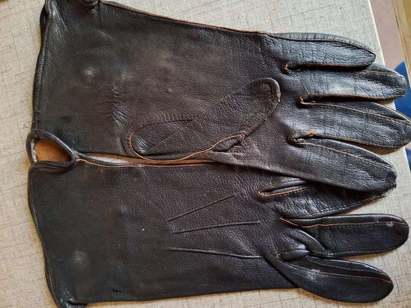 14 Pairs of vintage gloves