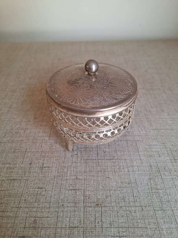 Stunning footed dressing table bowl