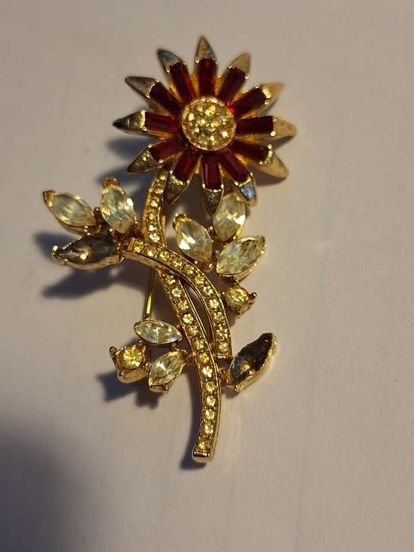Pretty flower brooch