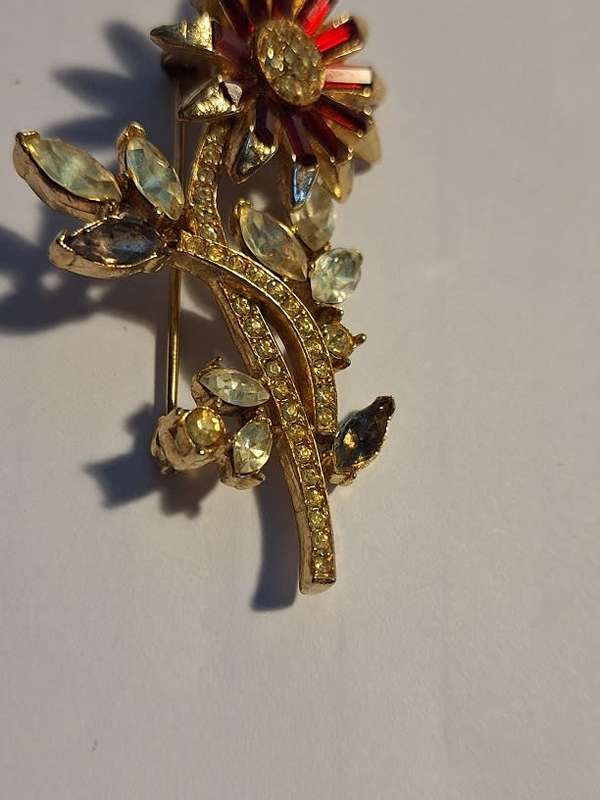 Pretty flower brooch