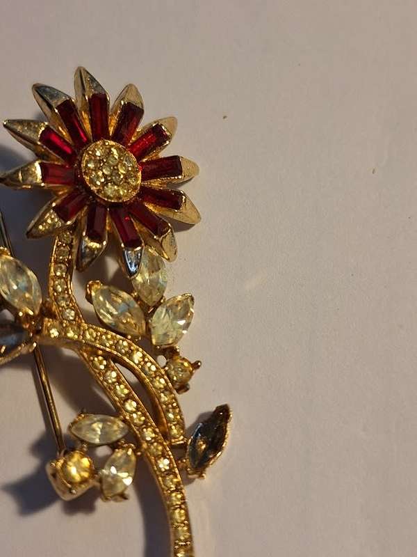 Pretty flower brooch