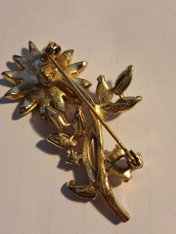 Pretty flower brooch