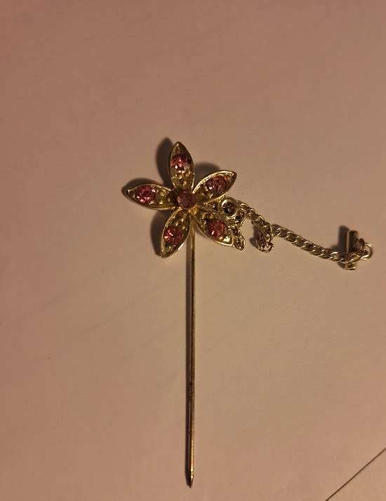Pretty pin brooch