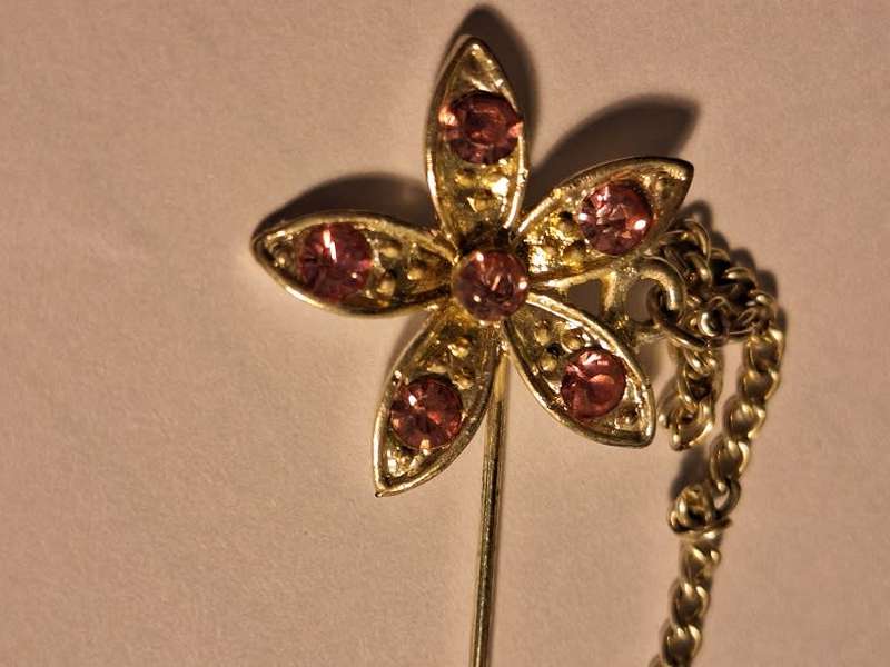 Pretty pin brooch