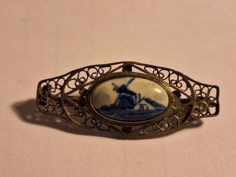 Vintage Delft brooch