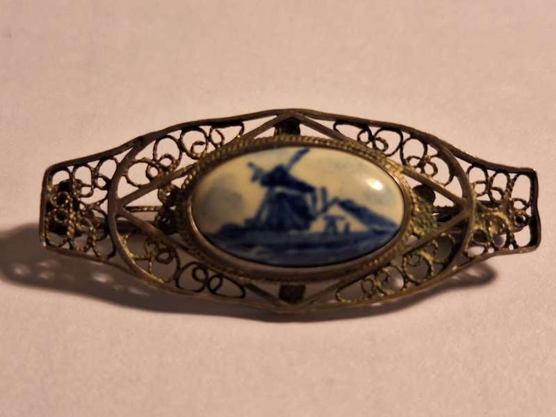 Vintage Delft brooch