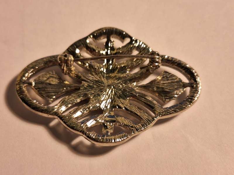 Elegant brooch