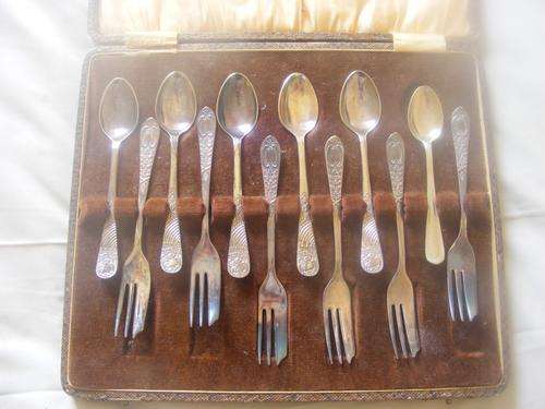 STUNNING SILVER PLATED CAKE FORKS AND TEASPOONS IN ORIGINAL BOX