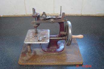 MINIATURE SEWING MACHINE IN NEED OF TLC