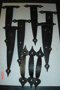 6 OLD TIME HINGES AND 3 HANDLES