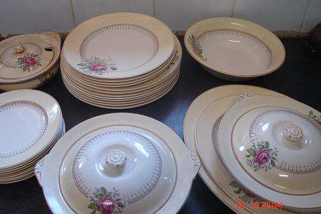 LOVELY SOLIAN WARE DINNER SERVICE