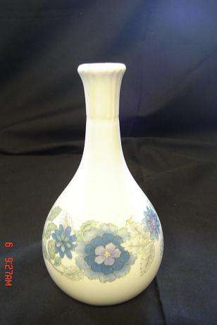 LOVELY WEDGWOOD VASE CLEMENTINE PATTERN