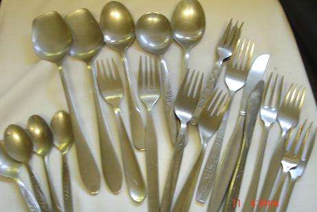 COLLECTION OF ODD CUTLERY PIECES