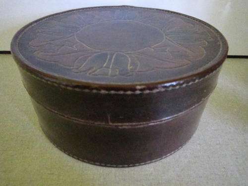 Beautiful art nouveau collar box