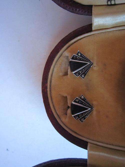 ART DECO SILVER BROOCH AND MATCHING EARRINGS IN ONYX AND MARCASITE