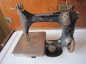 OLD VINTAGE SINGER SEWING MACHINE REF AG560633 24-7