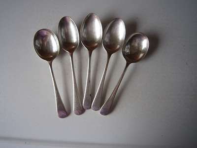 4 PUDDING AND 2 SOUP SPOONS VINTAGE SILVER PLATE  ITEM NO 127