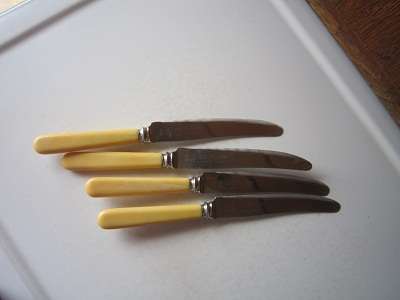 4 VINTAGE KNIVES  ITEM NO 128
