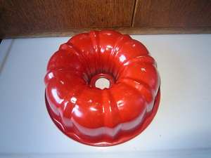 RETRO RED ROUND PATTERNED CAKE TIN  ITEM NO 446