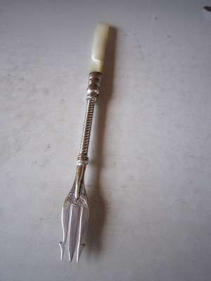 MOTHER OF PEARL AND HALLMARKED SILVER PICKLE FORK  ITEM NO 577