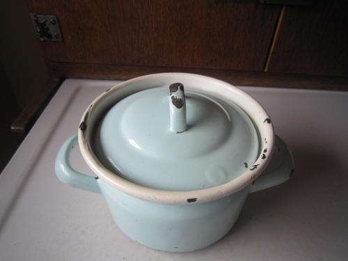 TOTALLY NUNU BABY BLUE SMALL POT AND LID  ITEM NO 725