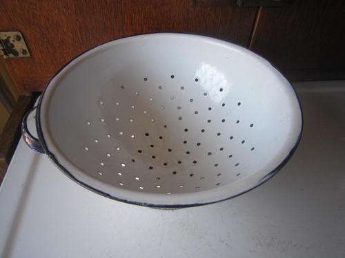 VINTAGE WHITE AND BLACK RIMMED COLLANDER  ITE NO 777