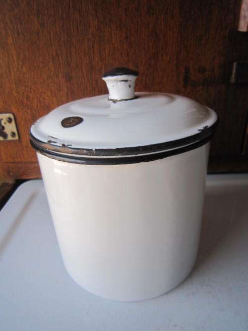 MEDIUM SIZED ENAMEL CONTAINER WITH LID  ITEM NO 779