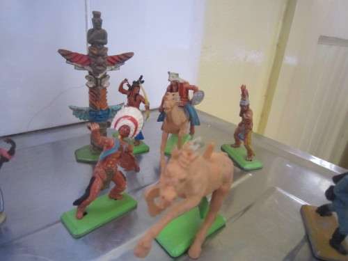 HANDPAINTED "BRITAINS" AMERICAN ARMY AND RED INDIANS  ITEM NO 2058