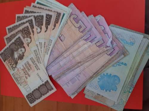 62 Various S.A Bank Notes. Various Conditions. Total Of R405 In Notes. Some Nice Notes In This Lot