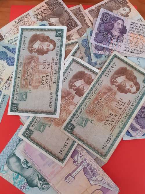 62 Various S.A Bank Notes. Various Conditions. Total Of R405 In Notes. Some Nice Notes In This Lot