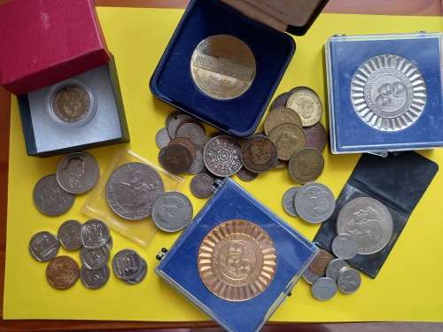 Interisting And Odd Lot Of Coins And Medals - All For One Bid