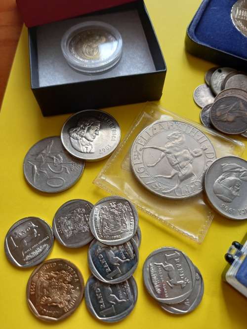 Interisting And Odd Lot Of Coins And Medals - All For One Bid