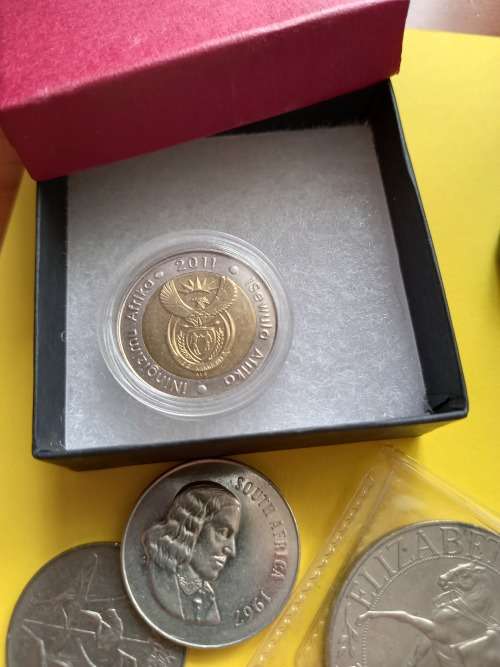 Interisting And Odd Lot Of Coins And Medals - All For One Bid