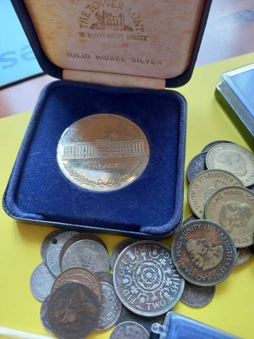 Interisting And Odd Lot Of Coins And Medals - All For One Bid