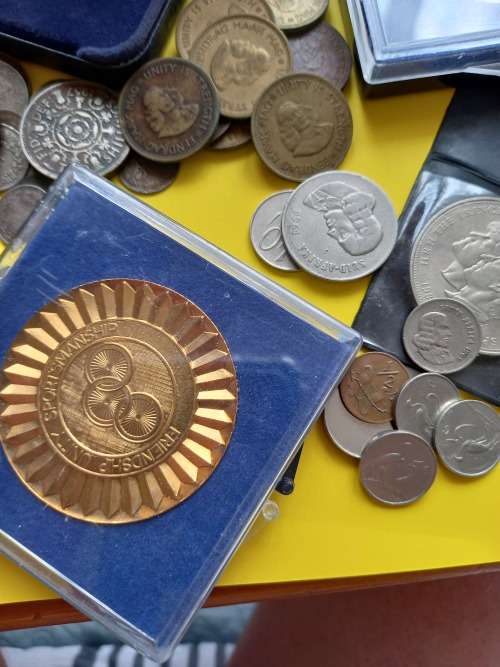 Interisting And Odd Lot Of Coins And Medals - All For One Bid