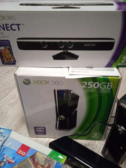 XBOX 360 250GB + Kinect sensor+3 controllers+ 25 games