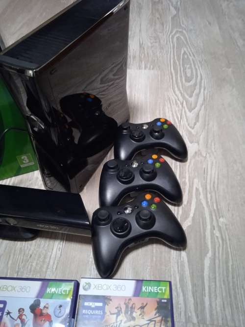 XBOX 360 250GB + Kinect sensor+3 controllers+ 25 games