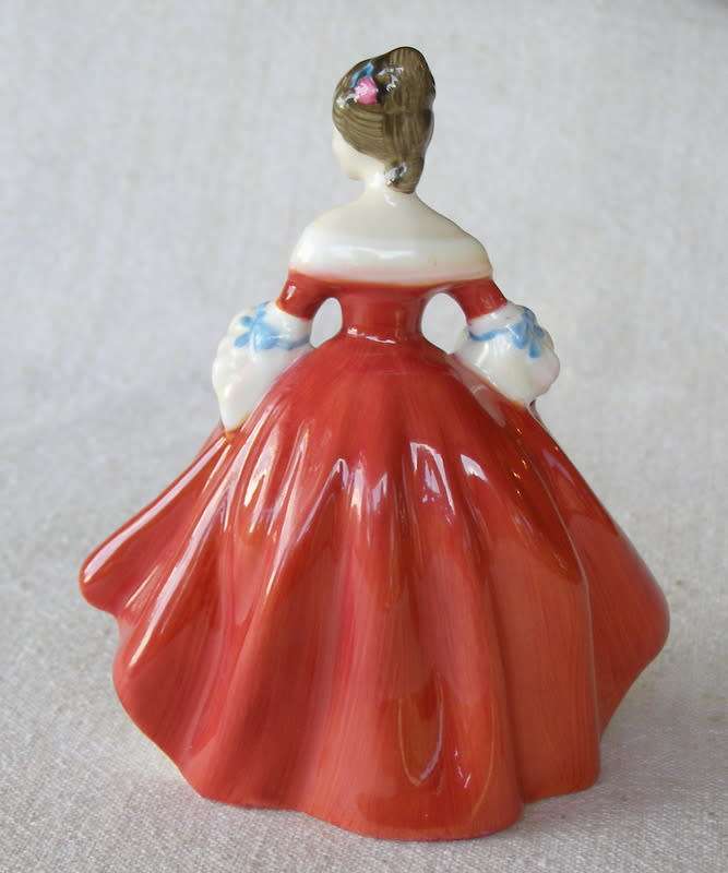 ROYAL DOULTON SMALL FIGURINE - Southern Belle HN3174